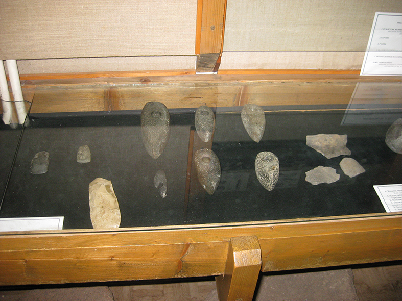 Каменные топоры 1-11 тыс. до н.э. Зал археология