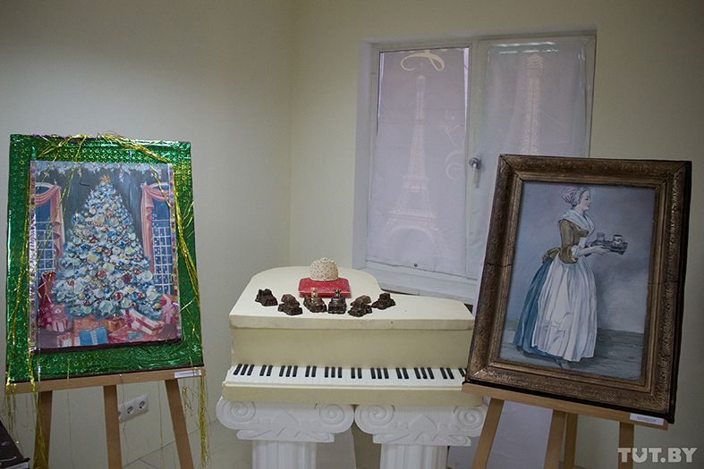 Слева направо: открытка "Новогодняя елка" (автор Наталья Буяновская), рояль из шоколада, копия картины "Шоколадница" Ж.Э. Лиотара, которая хранится в Дрезденской картинной галерее (автор Татьяна Голубева)