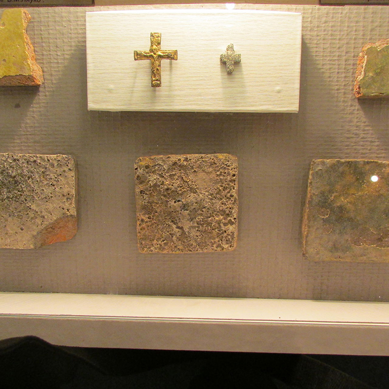 Зал древней истории керамическая плитка 12 век, кресты 13 век Друцк