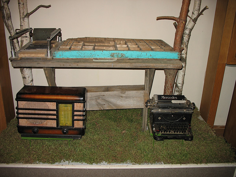 Ручной печатный станок, часть экспозиции ВОВ-min.jpg
