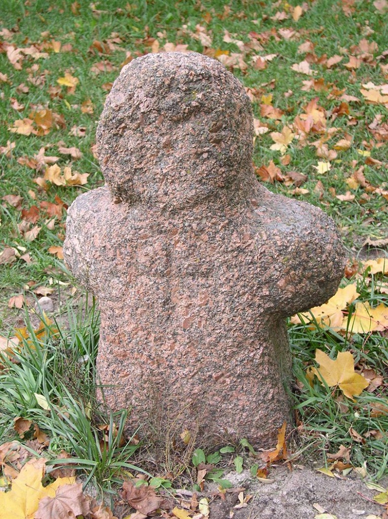 Каменный идол из деревни Бутьки возле палацыка.jpg